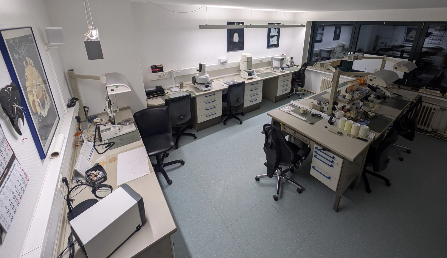 R&V Qualitätszahntechnik - Dentallabor - Labor drinnen